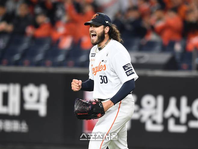 한화 폰세가 29일 대전 한화생명볼파크에서 열린 2025 KBO 포스트시즌 한국시리즈 3차전 LG와 경기 1회초 1사1루 상대 오스틴을 병살로 처리한 후 환호하고 있다. 대전 | 최승섭기자 thunder@sportsseoul.com
