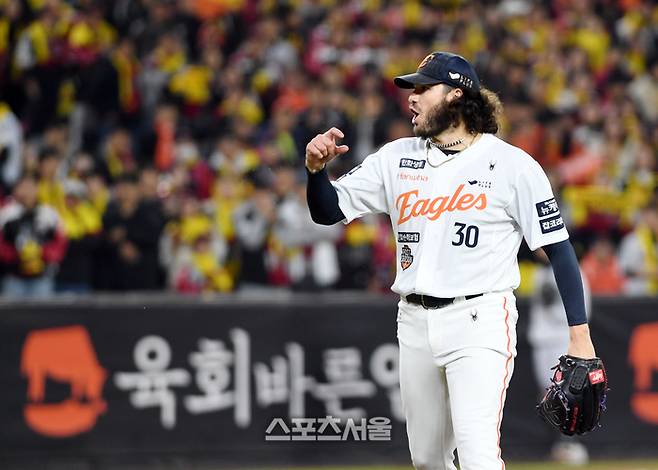 한화 폰세가 29일 대전 한화생명볼파크에서 열린 2025 KBO리그 LG와 한국시리즈 3차전 2회초 2사 1루 상황에서 LG 박동원을 삼진 아웃으로 잡아낸 뒤 기뻐하고 있다. 대전 | 박진업 기자 upandup@sportsseoul.com