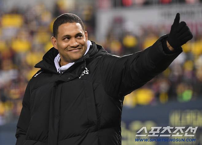 27일 서울 잠실구장에서 열린 한화와 LG의 한국시리즈 2차전. LG가 13대5로 승리한 가운데 치리노스가 팬들을 향해 인사하고 있다. 잠실=정재근 기자 cjg@sportschosun.com/2025.10.27/