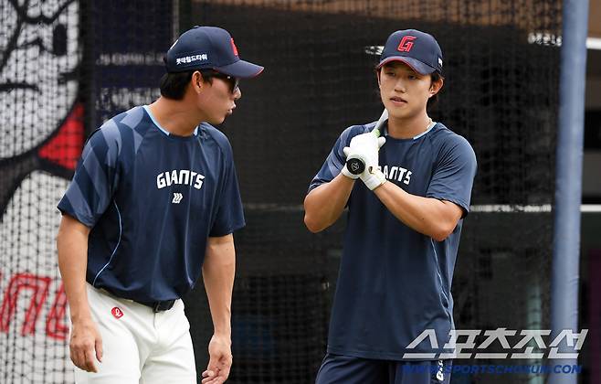 10일 부산 사직구장에서 열린 롯데 자이언츠와 한화 이글스의 경기. 롯데 고영민 코치와 전민재가 타격 훈련을 하고 있다. 부산=박재만 기자 pjm@sportschosun.com/2025.09.10/