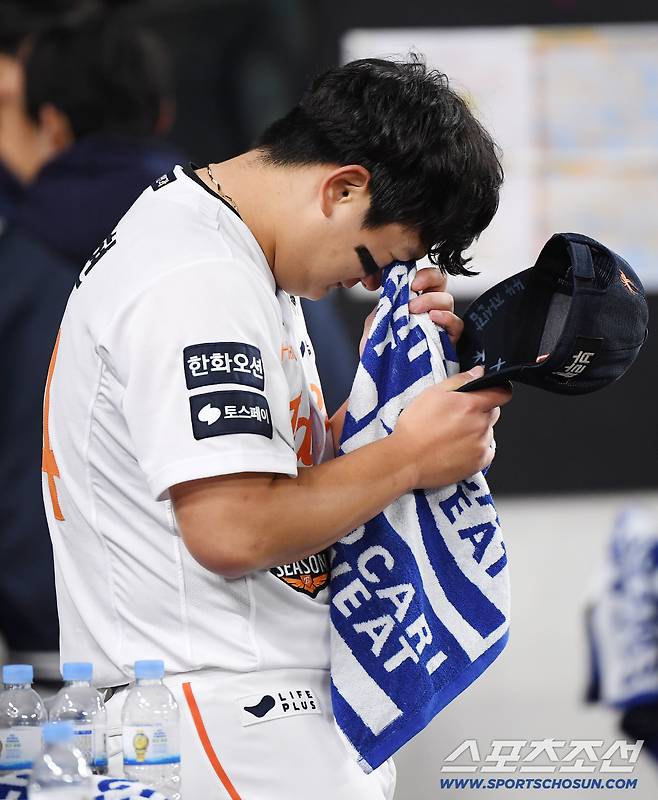 마음고생이 심했던 김서현은 경기를 마무리 지은 뒤 더그아웃에 앉아 뜨거운 눈물을 흘렸다. 정재근 기자