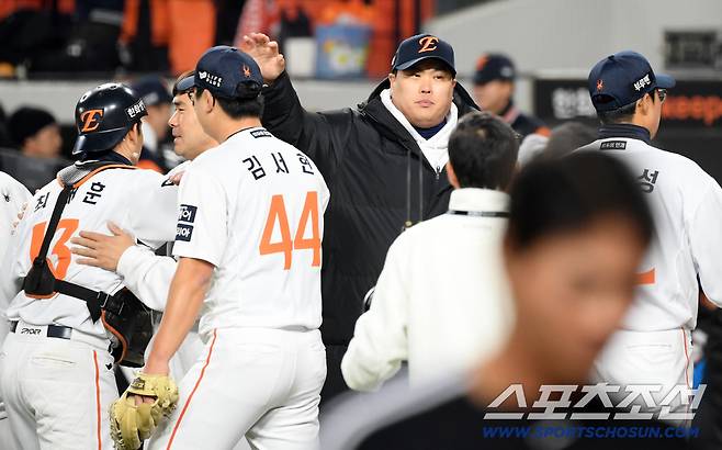 한화 이글스 정신적 지주 류현진은 마무리 김서현의 머리를 쓰다듬었다.