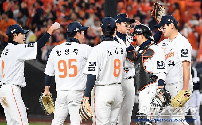 야수 모두 한마음으로 마무리 김서현을 챙겼다.