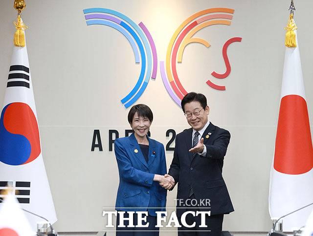 이재명 대통령이 30일 경북 경주 APEC 정상회의장에서 열린 한일 정상회담에서 다카이치 사나에 일본 총리와 기념촬영 후 자리를 안내하고 있다. /APEC 2025 KOREA