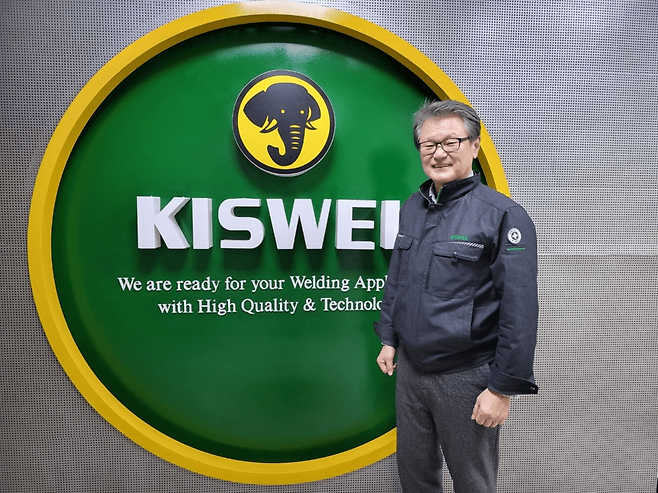 작업복 차림으로 근무하는 최희암 부회장, 최희암 부회장 제공