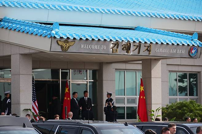 30일 도널드 트럼프 미국 대통령과 시진핑 중국 국가주석의 정상회담이 열린 부산 공군 제5공중기동비행단 내 나래마루 앞에 양측 수행원들이 분주히 오가고 있다. /연합뉴스