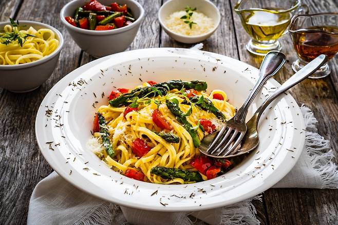 방송인 풍자가 파스타로 17㎏을 감량했다고 밝혔다. 단백질이 풍부한 듀럼밀 세몰리나로 만든 파스타는 열량 대비 포만감이 높고, 강민경도 굴 파스타로 체중을 조절하고 있다. 자료사진 게티이미지뱅크