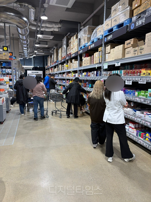 지난 27일 방문한 경기 성남 메가팩토리 약국에는 평일임에도40여명의 방문객들이 있었다. 한켠에서는 상근 약사가 복용 방법 등을 안내했다. 이미선 기자