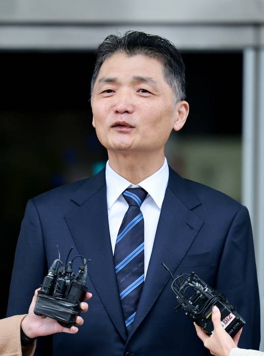 SM엔터테인먼트 시세 조종 공모 의혹을 받는 카카오 창업자 김범수 미래이니셔티브센터장이 지난 21일 양천구 서울남부지방법원에서 열린 1심 선고공판에서 무죄가 선고된 뒤 법원을 떠나며 입장을 밝히고 있다. 〈자료 카카오〉