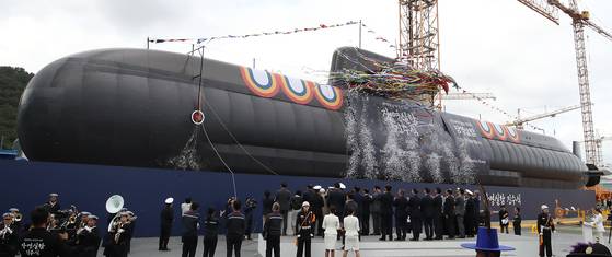 지난 22일 오후 경남 거제 한화오션 거제사업장에서 장보고-Ⅲ Batch-Ⅱ 1번함인 장영실함 진수식이 열리고 있다. 톤수 약 3600톤, 길이 약 89m인 장영실함은 대한민국 기술로 건조된 세계 최고 수준의 디젤 잠수함으로 한층 강화된 정밀 타격 능력과 수중작전능력을 바탕으로 다양한 안보위협에 효과적으로 대응 가능하다. 뉴스1