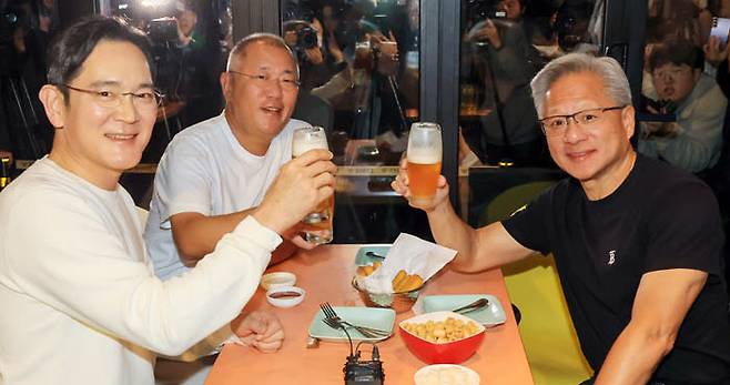 젠슨 황이 제안한 ‘치맥’ 젠슨 황 엔비디아 최고경영자(오른쪽)가 30일 서울 강남구 삼성역 인근 깐부치킨 매장에서 이재용 삼성전자 회장(왼쪽), 정의선 현대차그룹 회장과 ‘치맥’ 회동을 하고 있다. 권도현 기자