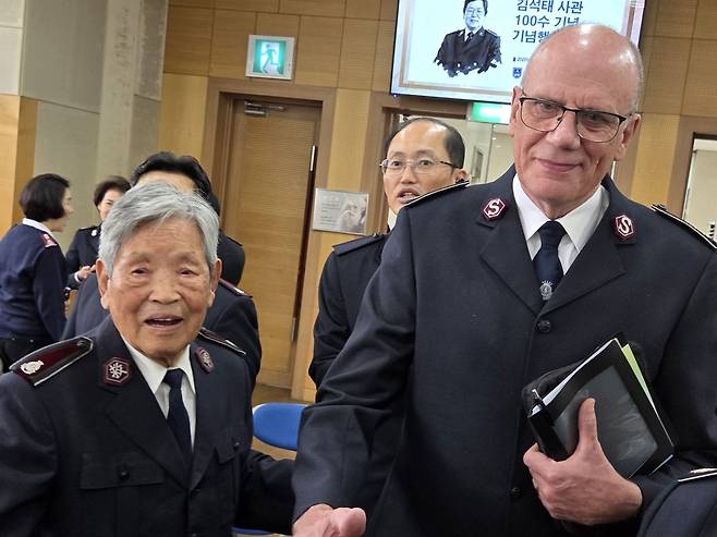 김석태 사관이 30일 경기도 과천 구세군사관대학원대에서 열린 김 사관 백수 기념행사에서 앤서니 코터릴 전 영국군국 사령관과 50여년 만에 만나 인사를 나누고 있다.