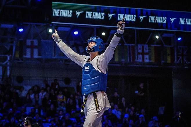 강상현이 24일 중국 장쑤성 우시의 타이후 인터내셔널 엑스포 센터에서 열린 2025 세계태권도선수권대회 첫날 남자 87㎏초과급 결승에서 금메달을 확정한 뒤 세리머니를 펼치고 있다. 세계태권도연맹