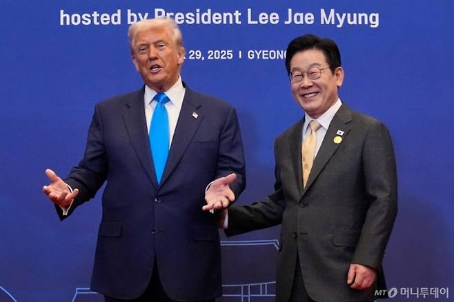 이재명 대통령이 29일 경주에서 열린 만찬 행사에서 도널드 트럼프 미 대통령과 사진을 찍고 있다. / 사진=뉴시스