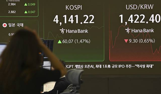 30일 오전 서울 중구 하나은행 본점 딜링룸에서 외환딜러들이 업무를 보고 있다. 코스피는 전거래일보다 24.80포인트(0.61%) 오른 4105.95에 개장했다.원·달러 환율은 전날 종가 1431.7원보다 6.7원 내린 1425.0원에 출발했다. 백동현 기자