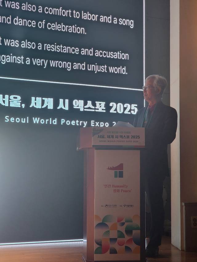 ‘세계 시 엑스포 2005’ 개막식 사회를 맡은 유자효 전 한국시인협회장.