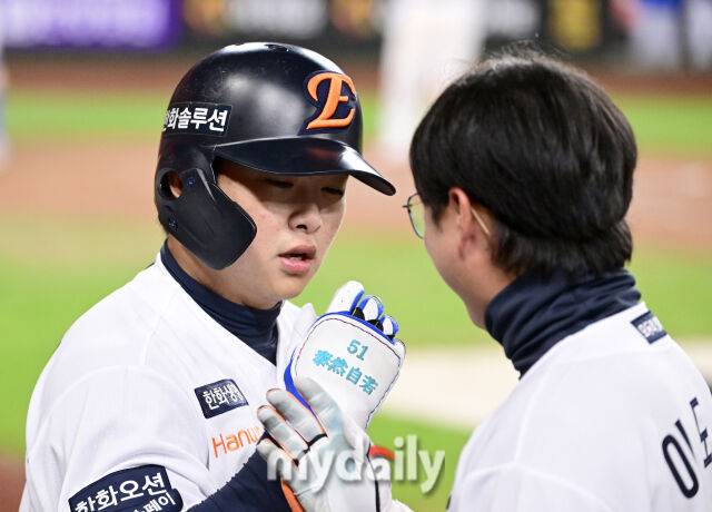 2025년 10월 24일 오후 대전한화생명볼파크에서 열린 '2025 신한 SOL BANK KBO 포스트 시즌' 삼성 라이온즈와 한화 이글스의 플레이오프(PO) 5차전 경기. 한화 문현빈이 8회말 1사 1루서 2점 홈런을 친 뒤 기뻐하고 있다./마이데일리