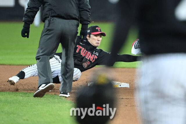 29일 대전 한화생명 볼파크 야구장에서 열린 '2025 신한 SOL 뱅크 KBO 한국시리즈 3차전' LG 트윈스와 한화 이글스 경기. LG 신민재가 7회말 1사 1루에 한화 대주자 심우준을 태그 아웃시키고 있다./대전=한혁승 기자