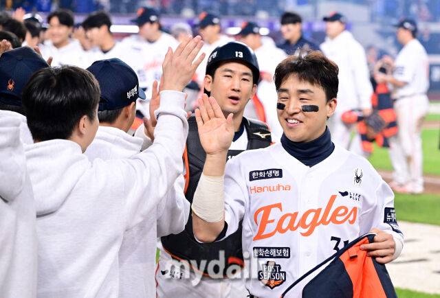 2025년 10월 24일 오후 대전한화생명볼파크에서 열린 '2025 신한 SOL BANK KBO 포스트 시즌' 삼성 라이온즈와 한화 이글스의 플레이오프(PO) 5차전 경기한화 손아섭이 11-2로 승리하며 한국시리즈 진출을 확정한 뒤 기뻐하고 있다./마이데일리