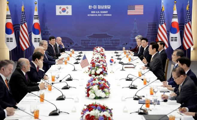이재명 대통령과 도널드 트럼프 미국 대통령이 29일 경북 경주박물관에서 한미 정상회담을 하고 있다. 연합뉴스