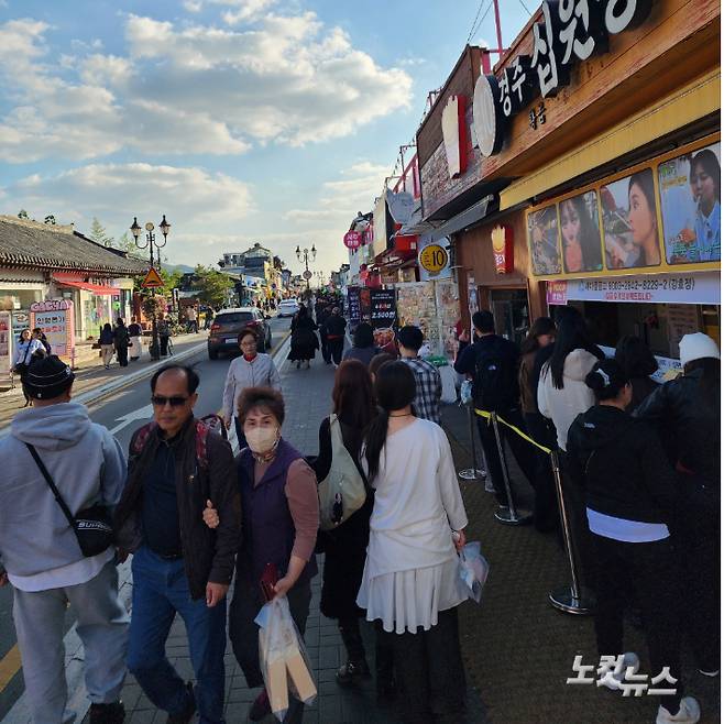 29일 오후 경주 황리단길. 평일 낮 시간대임에도 많은 관광객이 오가고 있다. 문석준 기자