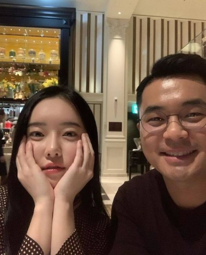 연인 시절 김유지(왼쪽)와 정준의 모습. 정준 SNS