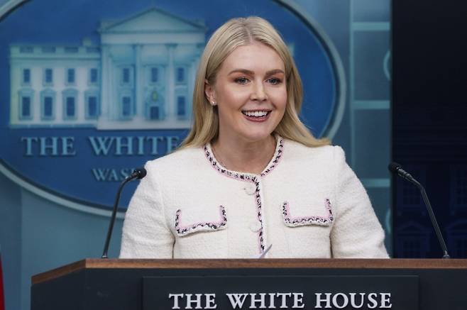 캐롤라인 레빗 백악관 대변인이 23일(현지시간) 미국 워싱턴 DC 백악관에서 언론 브리핑을 하고 있다. 2025.10.23 EPA 연합뉴스