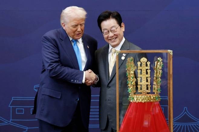 이재명 대통령이 29일 경북 경주박물관에서 도널드 트럼프 미국 대통령에게 ‘천마총 금관 모형’을 선물한 뒤 악수하고 있다. 연합뉴스