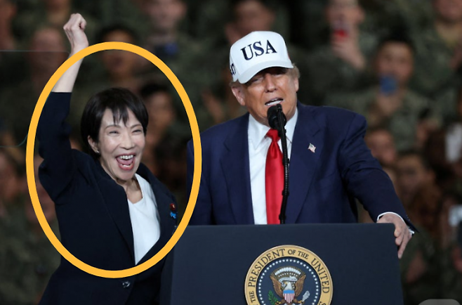 28일 도널드 트럼프 미국 대통령과 만난 다카이치 사나에 일본 신임 총리가 요코스카 미군 기지에서 기쁨과 흥분에 겨운 ‘점프’를 하는 모습. 로이터 뉴스1