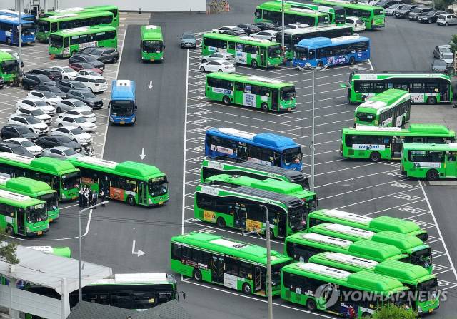 서울 시내의 한 공영버스 차고지에 버스들이 세워져 있다. 연합뉴스