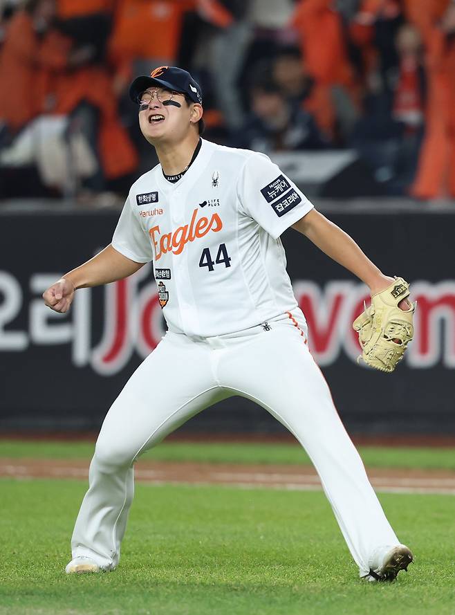 한화 김서현이 29일 대전한화생명볼파크에서 열린 ‘2025 신한 SOL 뱅크 KBO PS’ LG와 한국시리즈 3차전을 7-3 승리로 마무리한 뒤 포효하고 있다. 대전|뉴시스