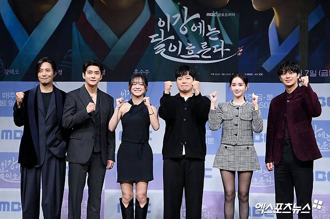 '이강에는 달이 흐른다' 단체 사진