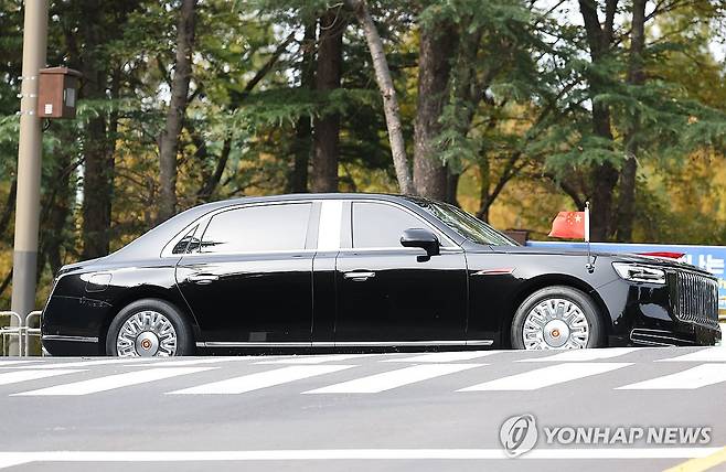 이동하는 시진핑 중국 국가주석 탑승 추정 차량 (경주=연합뉴스) 김성민 기자 = 경주 APEC 정상회의 참석을 위해 국빈방한한 시진핑 중국 국가주석이 탄 것으로 추정되는 차량이 30일 APEC정상회의가 열리는 경북 경주시 한 도로를 통과하고 있다. 2025.10.30 ksm7976@yna.co.kr
