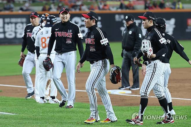 좋은 수비 보여준 오지환 (대전=연합뉴스) 서대연 기자 = 29일 대전 한화생명 볼파크에서 열린 2025 프로야구 KBO리그 포스트시즌 한국시리즈 3차전 LG 트윈스와 한화 이글스의 경기.
2회말 좋은 수비로 이닝을 끝낸 LG 오지환이 더그아웃으로 향하고 있다. 2025.10.29 dwise@yna.co.kr