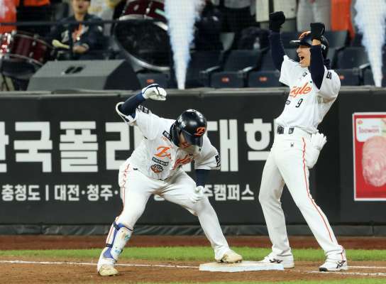 2타점 적시타를 터트린 한화의 문현빈