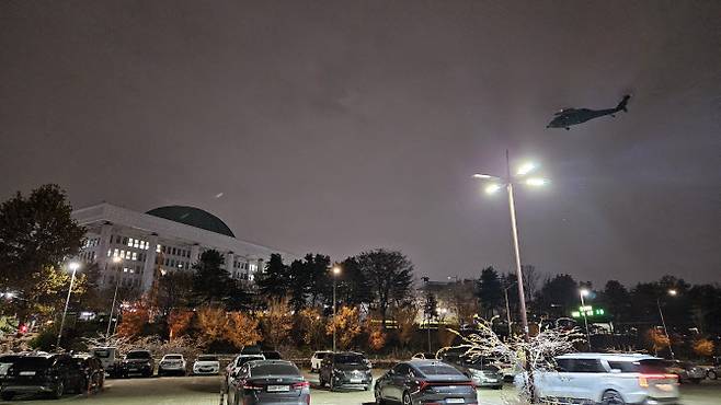 지난 해 12월 3일 밤 여의도 국회의사당 위에 헬기들이 떠 있다. (사진=연합뉴스)
