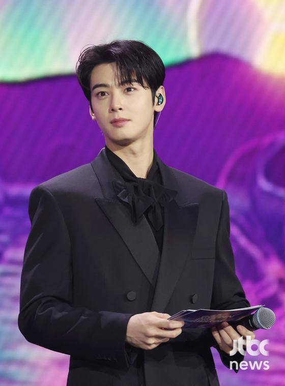 차은우가 4일 오후 일본 페이페이 돔 후쿠오카에서 '제39회 골든디스크 어워즈' MC를 맡아 진행을 하고 있다.  특별취재반 / 2025. 01. 04/