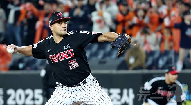 30일 대전 한화생명볼파크 열린 프로야구 2025 신한 SOL뱅크 KBO 한국시리즈 4차전 LG 트윈스와 한화 이글스의 경기에서 LG 선발 치리노스가 투구하고 있다. 2025.10.30/뉴스1 ⓒ News1 김기남 기자