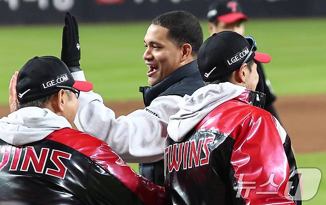 30일 대전 한화생명볼파크에서 열린 프로야구 2025 신한 SOL뱅크 KBO 포스트시즌 한국시리즈 4차전 LG 트윈스와 한화 이글스의 경기, LG 선발투수 치리노스가 7대4 승리 후 동료들과 기쁨을 나누고 있다. 2025.10.30/뉴스1 ⓒ News1 김도우 기자
