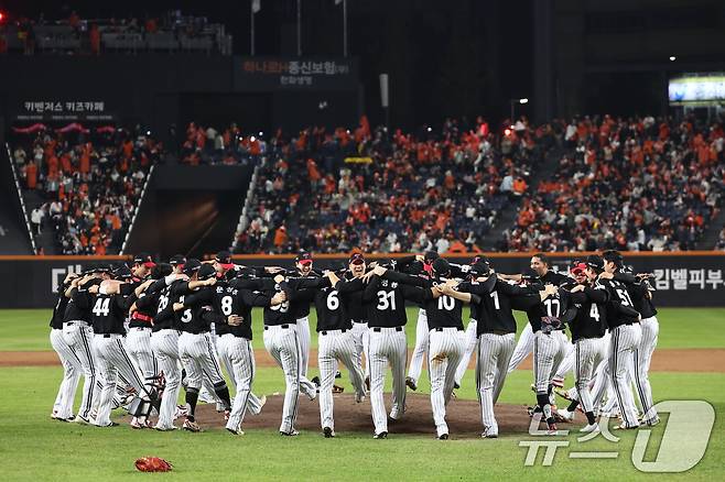 LG는 31일 대전 한화생명 볼파크에서 열린 2025 신한 SOL뱅크 KBO 한국시리즈(KS·7전 4선승제) 5차전에서 한화 이글스를 3-1로 제압하고 통합 우승을 차지한 LG 선수들이 그라운드에 모여 환호하고 있다. 2025.10.31/뉴스1 ⓒ News1 김도우 기자