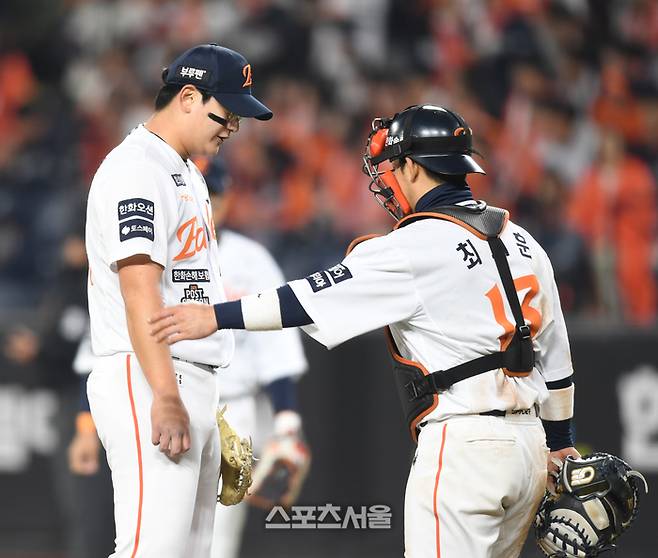 한화 투수 김서현이 30일 대전 한화생명볼파크에서 열린 2025 KBO 한국시리즈 4차전 LG와 경기 9회 교체되어 마운드를 내려가고 있다. 대전 | 최승섭기자 thunder@sportsseoul.com