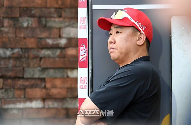 KIA 이범호 감독이 인천SSG랜더스필드에서 열린 2025 KBO리그 SSG와 경기에서 그라운드를 바라보고 있다. 문학 | 박진업 기자 upandup@sportsseoul.com