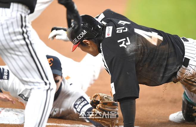 LG 신민재가 29일 대전 한화생명볼파크에서 열린 2025 KBO 포스트시즌 한국시리즈 3차전 한화와 경기 3회초 2사1루 좌중간 2루타를 친 후 3루까지 뛰었으나 아웃되고 있다. 상대 3루수는 노시환. 대전 | 최승섭기자 thunder@sportsseoul.com