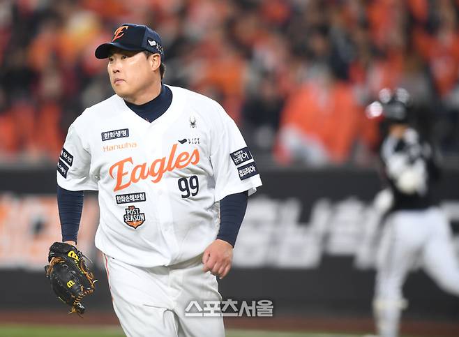 한화 투수 류현진이 31일 대전 한화생명볼파크에서 열린 2025 KBO 한국시리즈 5차전 LG와 경기 9회초 1사1루 상대 구본혁에 안타를 허용한 후 베이스커버를 들어가고 있다. 대전 | 최승섭기자 thunder@sportsseoul.com