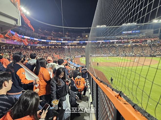 패색이 짙은 경기 후반에도 한화 팬들의 시선은 그라운드를 떠나지 않고 있다. 사진 | 대전=장강훈 기자 zzang@sportsseoul.com