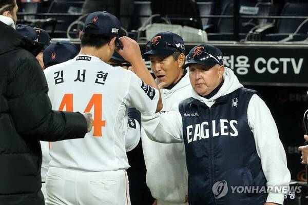 김서현(왼쪽)·김경문 감독. ⓒ연합뉴스