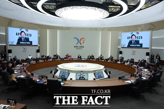 이재명 대통령이 31일 오전 경주 화백컨벤션센터에서 주재한 2025 APEC 정상회의 첫 세션에서 발언하고 있다. /APEC 2025 KOREA & 연합뉴스