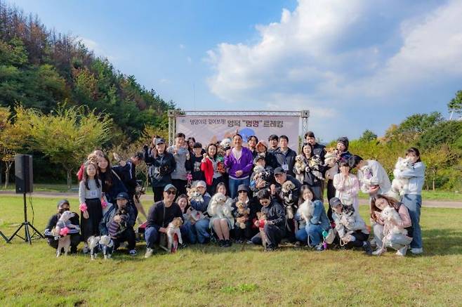 제1회 영덕멍멍트래킹 현장에서 특강을 한 이웅종 교수와 참가자들이 기념촬영하고 있다.