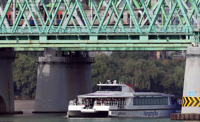 한강버스가 한강철교 아래를 지나고 있다. /뉴스1