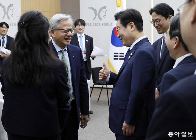 이재명 대통령이 31일 APEC 정상회의장인 경주 화백 컨벤션센터에서 젠슨 황 엔비디아 대표를 향해 엄지를 들어어보이고 있다. 경주=송은석 기자 silverstone@donga.com